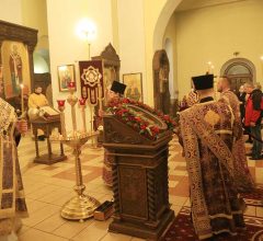 В канун праздника Воздвижения Креста Господня епископ Серафим совершил праздничное вечернее богослужение в Никольском кафедральном соборе Бобруйка