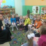 Священник провел занятия с дошкольниками на библейскую тему