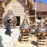 На строящийся храм преп. Серафима Саровского установлены купола и кресты