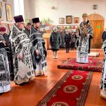 Епископ Серафим совершил литургию Преждеосвященных Даров в Богоявленском храме Глуска