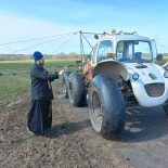 Священник совершил молебен перед началом весенних полевых работ