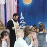 Руководитель отдела по вопросам семьи Бобруйской епархии иерей Алексий Поляков поздравил воспитанников яслей с праздниками