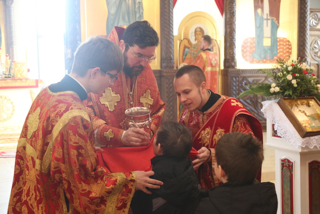 В неделю 2-ю по Пасхе, апостола Фомы, Преосвященнейший Серафим совершил Божественную литургию в Никольском соборе