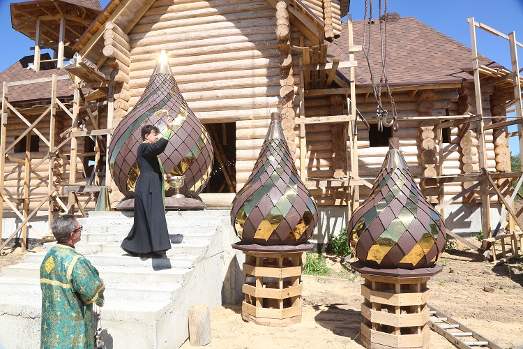 На строящийся храм преп. Серафима Саровского установлены купола и кресты