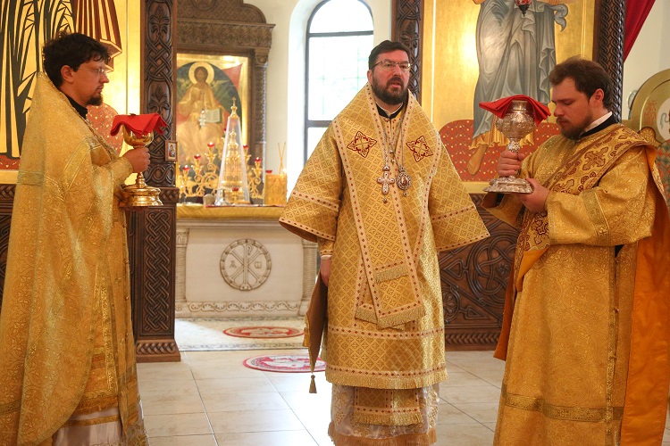 Епископ Серафим совершил воскресную Божественную литургию в Никольском кафедральном соборе города