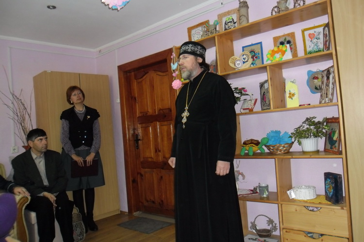 Настоятель Благовещенского храма посетил дневное отделение инвалидов