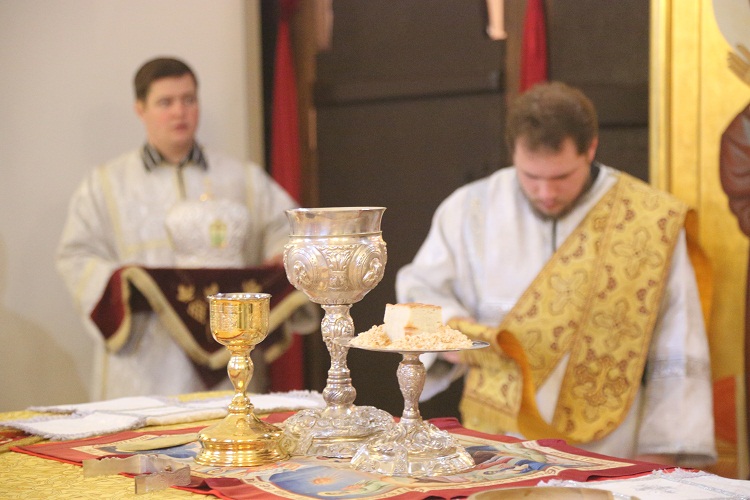 Заупокойная Божественная литургия в день Дмитриевской родительской субботы