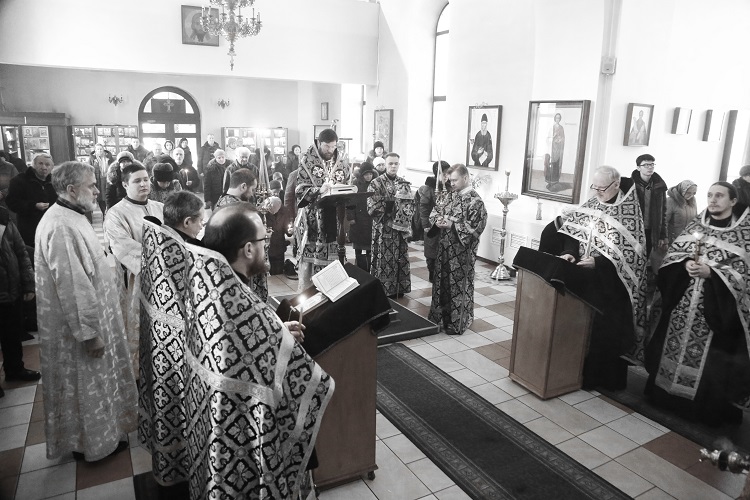 Епископ Серафим совершил пассию с чтением акафиста Страстям Господним