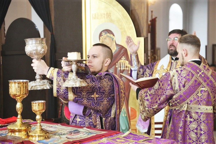 Епископ Серафим совершил Божественную литургию святителя Василия Великого