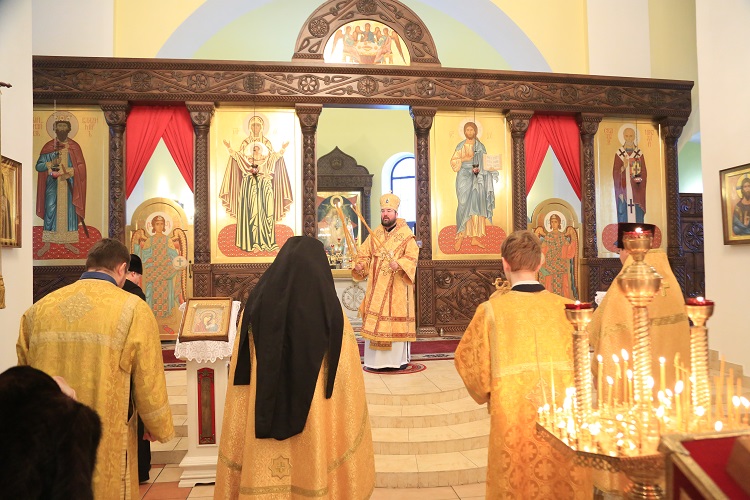 В Неделю 37-ю по Пятидесятнице епископ Серафим совершил Божественную литургию в Никольском кафедральном соборе