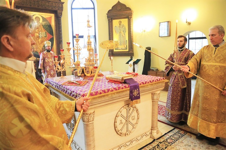 В Неделю Торжества Православия епископ Серафим совершил Божественную литургию в Никольском кафедральном соборе