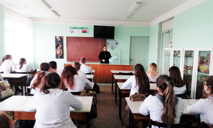 Священник провел беседу с будущими медиками о духовно-нравственных аспектах проблемы абортов