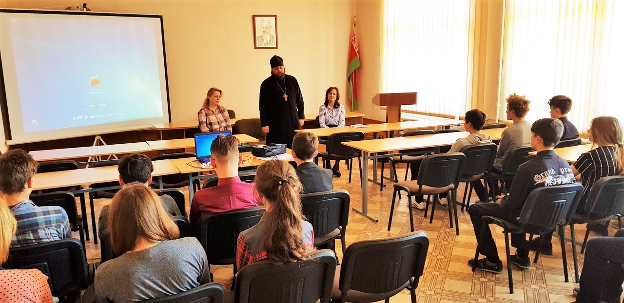 Священник провел беседу со школьниками о вреде курения