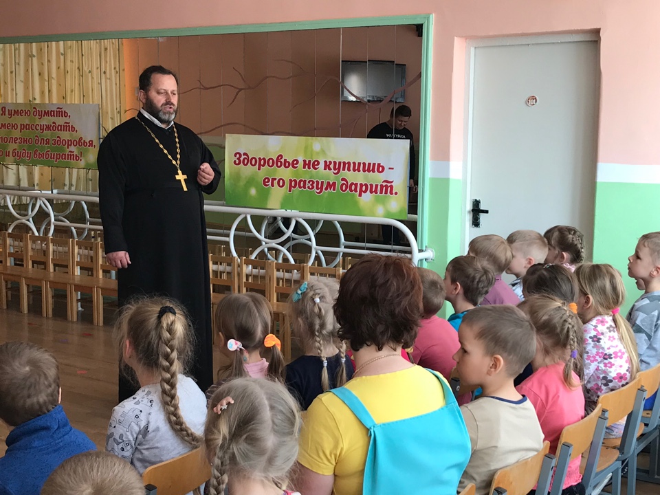 Священник поздравил воспитанников детских садов с праздником Пасхи Христовой
