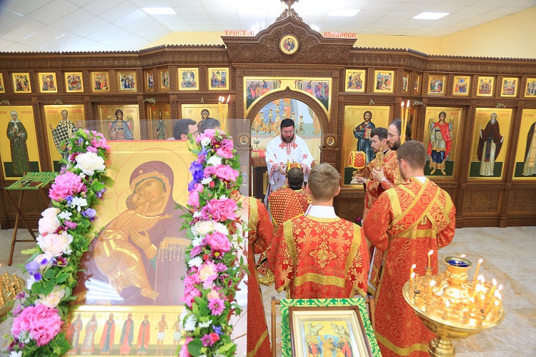 Епископ Серафим совершил Божественную литургию в Покровском храме Бобруйска