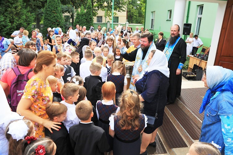Епископ Серафим совершил молебен перед началом учебного года в Елисаветинской гимназии Бобруйска