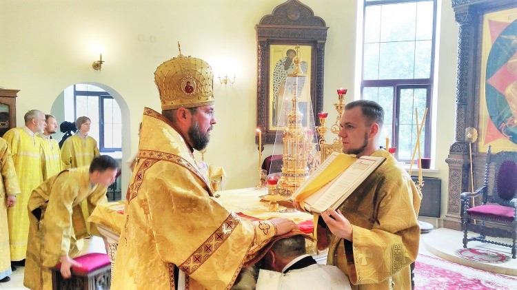 Епископ Серафим совершил Божественную литургию и иерейскую хиротонию в Никольском кафедральном соборе Бобруйска