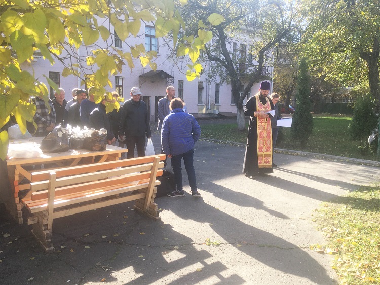 В день праздника Покрова Пресвятой Богородицы священник совершил молебен для подопечных ТЦСОН Ленинского района