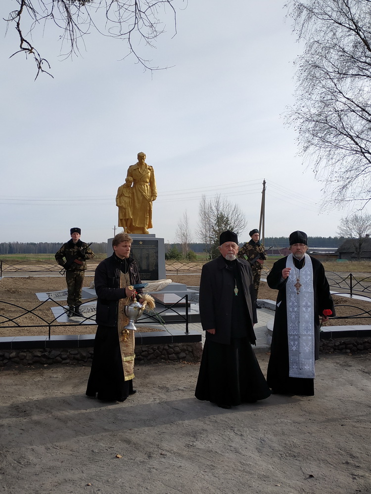 Освящение памятника на братской могиле в д. Вирков Кличевского района