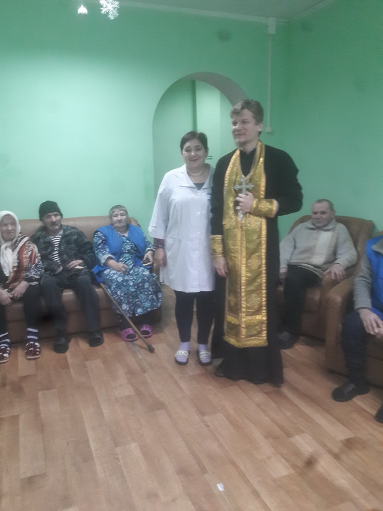 Настоятель Космо-Дамиановского храма посетил Любоничский дом сестринского ухода