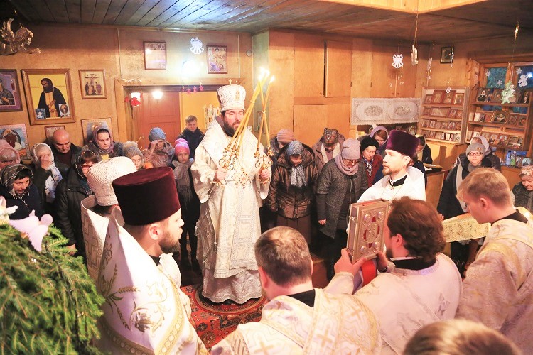 Епископ Серафим совершил Божественную литургию в храме Рождества Христова п. Елизово
