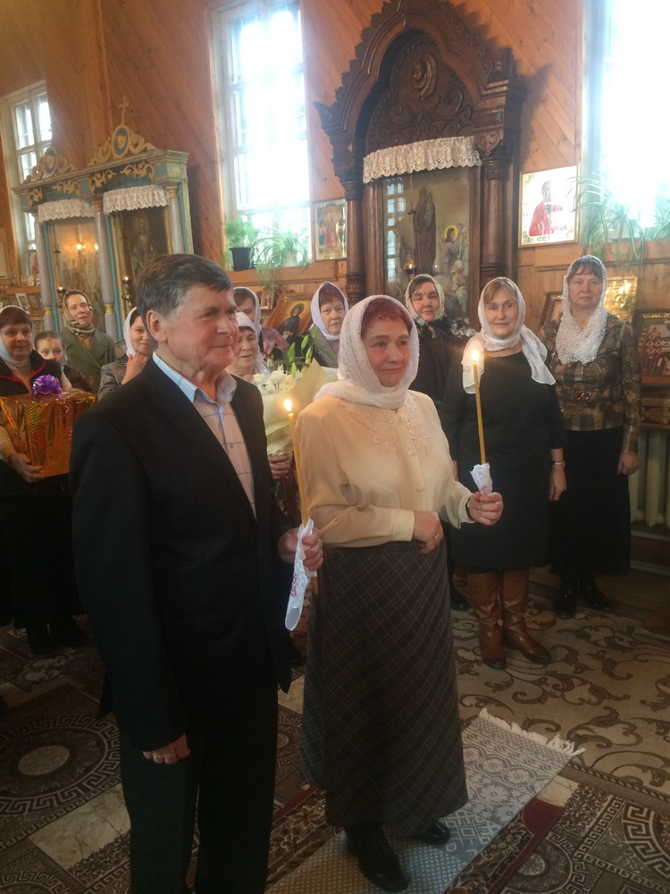 В Крестовоздвиженском храм г. Осиповичи поздравили с золотой свадьбой своих прихожан
