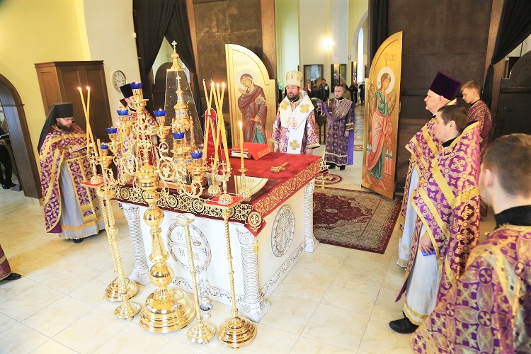 В Великий четверг епископ Серафим совершил Божественную литургию Василия Великого в Никольском соборе