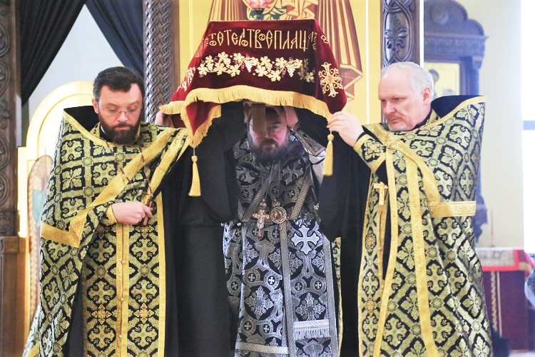 Епископ Серафим совершил вечерню Великого пятка с выносом Святой Плащаницы