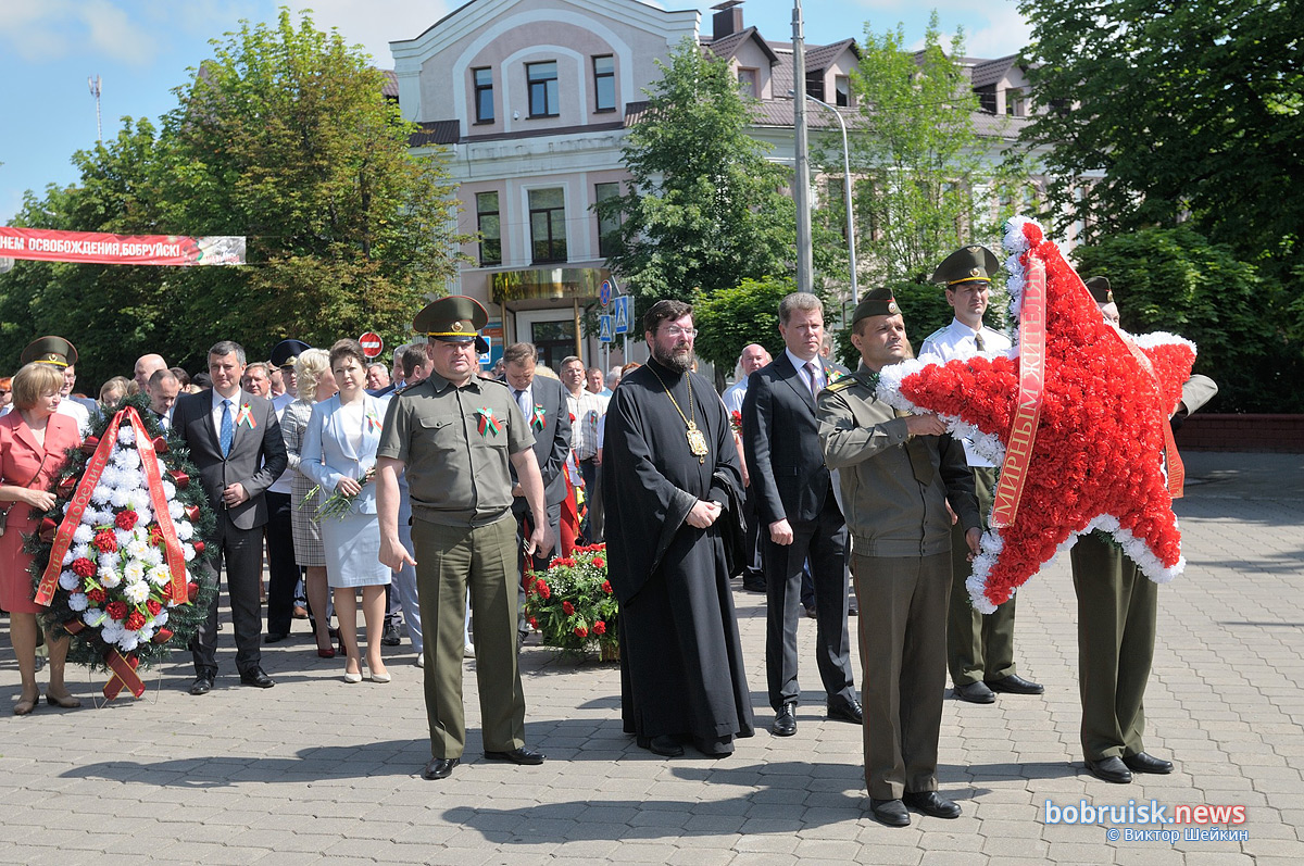 Епископ Серафим принял участие в возложении венков и цветов на площади Победы города Бобруйска