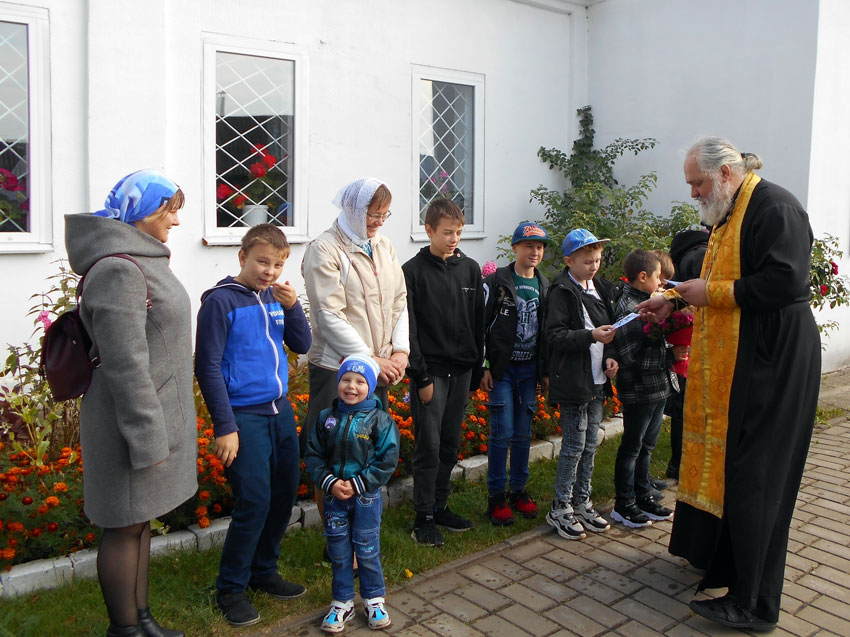 Начались занятия в приходской школе Покровского храма города Кировска