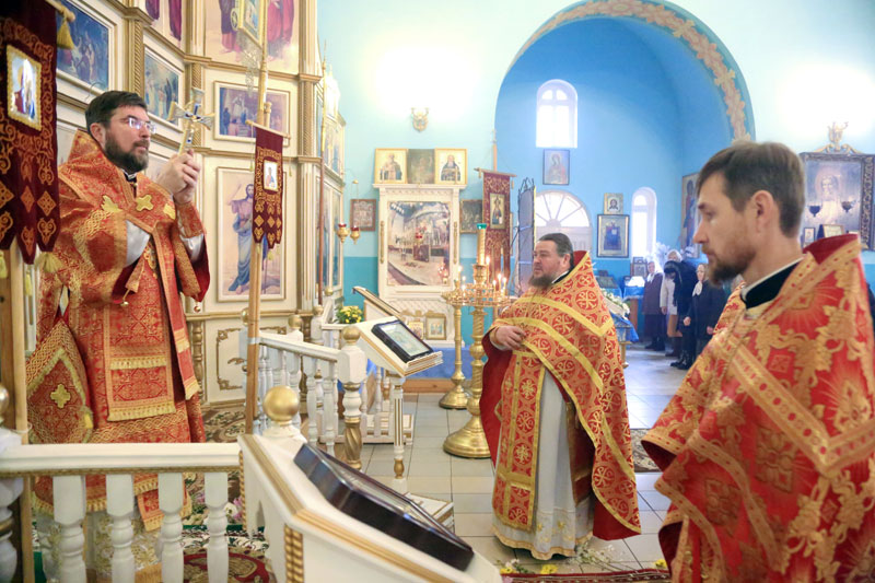 Епископ Серафим совершил Божественную литургию в Введенском храме города Осиповичи