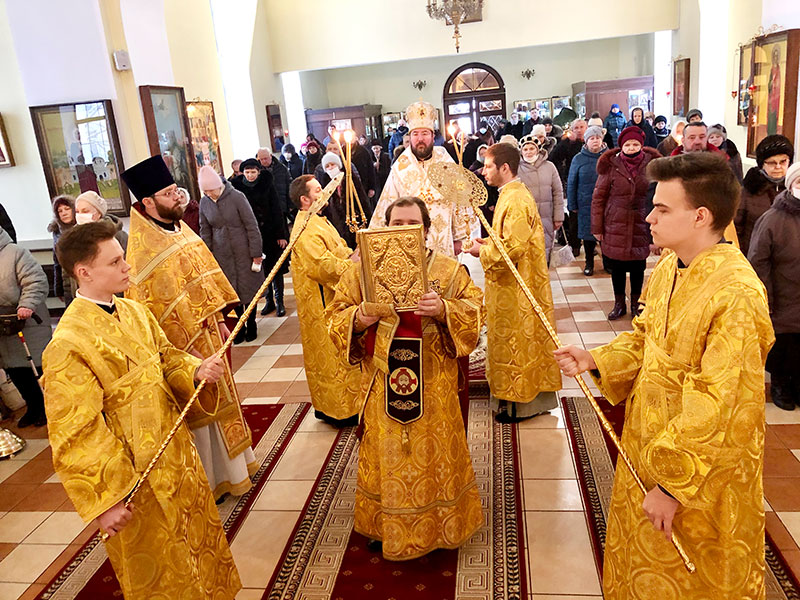 В воскресный день епископ Серафим совершил Божественную литургию в Никольском кафедральном соборе