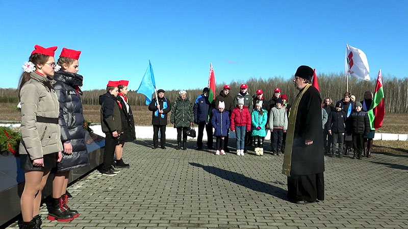 Священник совершил литию на месте могилы сожженных жителей деревень Кличевского района