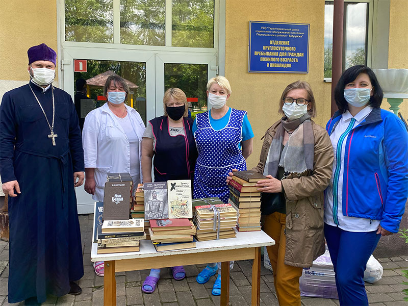 Состоялась передача книг, собранных во время проведения акции «Пасхальный Дар»