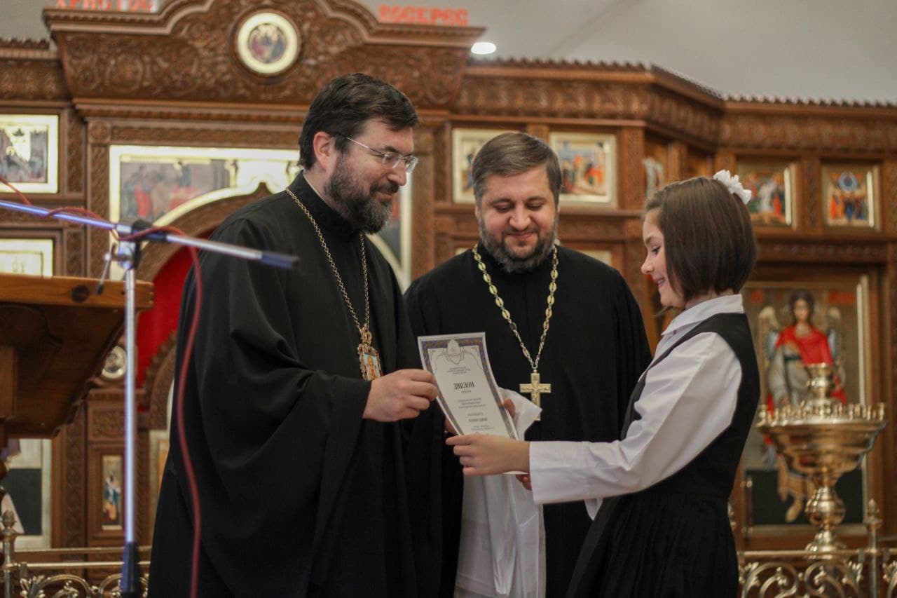 Епископ Серафим наградил юных художников