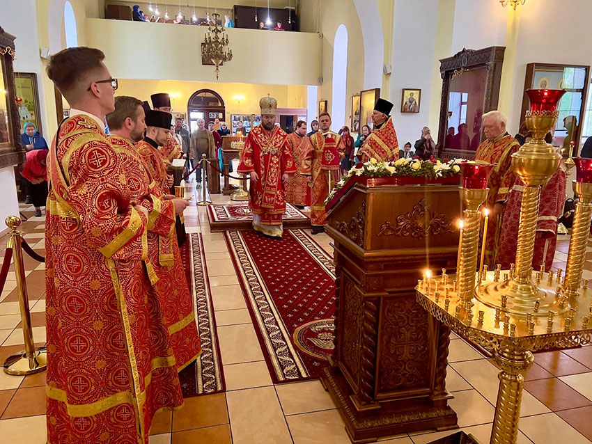 В канун недели 6-й по Пасхе епископ Серафим совершил вечернее богослужение в Никольском кафедральном соборе