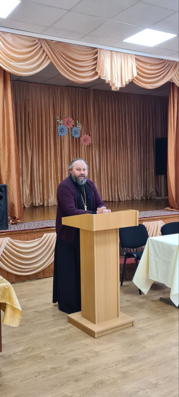 В Лапичской школе священник Бобруйской епархии ответил на вопросы детей