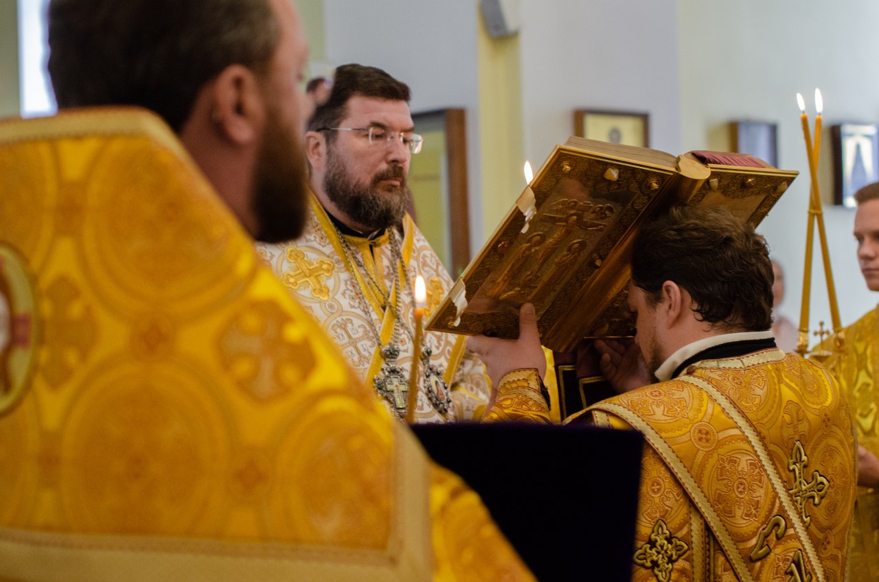 В канун недели 3-й по Пятидесятнице епископ Серафим совершил вечернее богослужение в Никольском соборе г. Бобруйска
