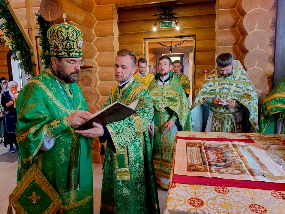 Епископ Серафим совершил Божественную литургию в Серафимовском храме Бобруйска