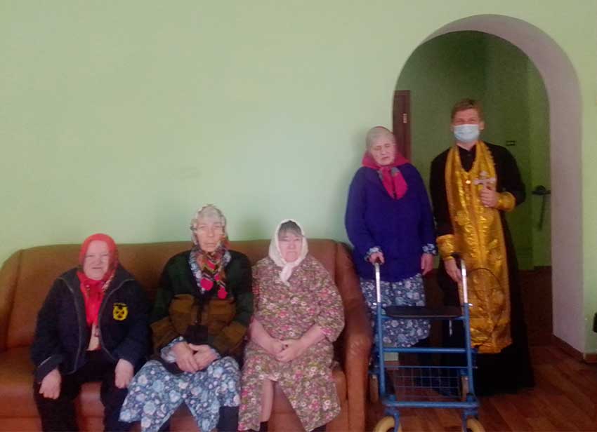 Настоятель Космо-Дамиановского храма посетил дом сестринского ухода