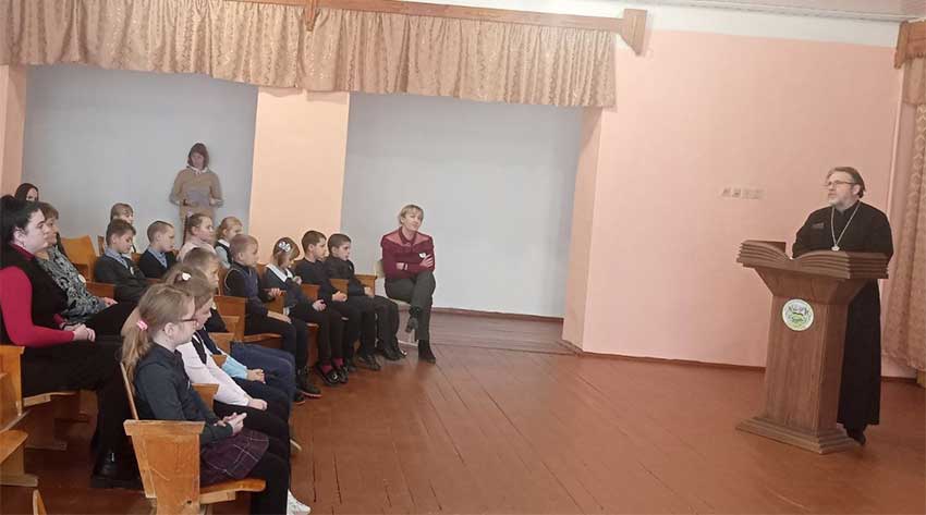 Протоиерей Сергий Андреев провел беседу с учащимися школы деревни Несята