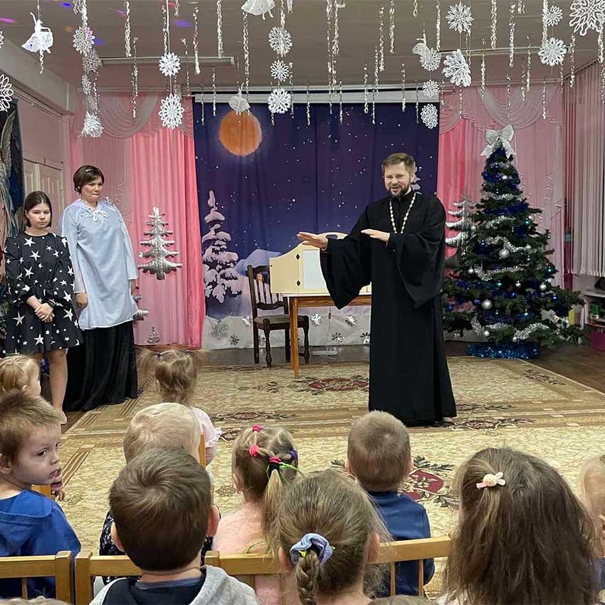 Воспитанники воскресной школы храма «Целительница» показали детям Рождественскую историю