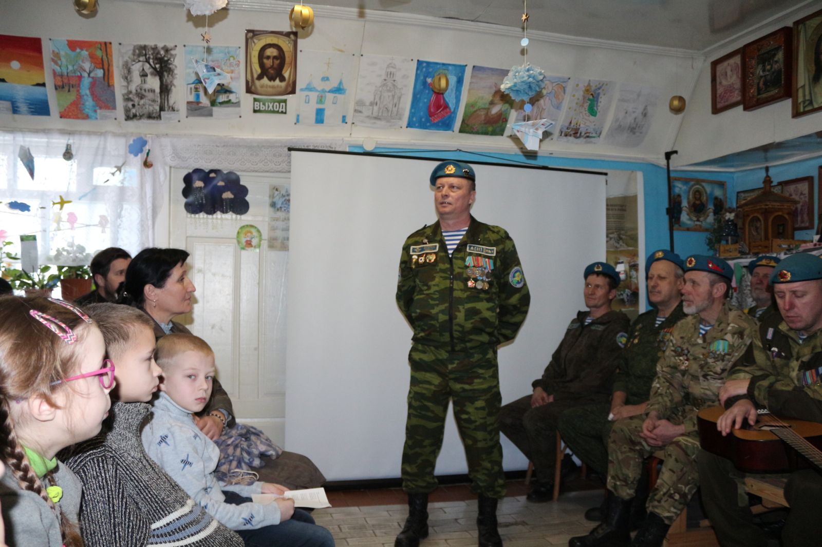 В воскресной школе Покровского храма Кировска состоялась встреча с ветеранами воздушно-десантных войск
