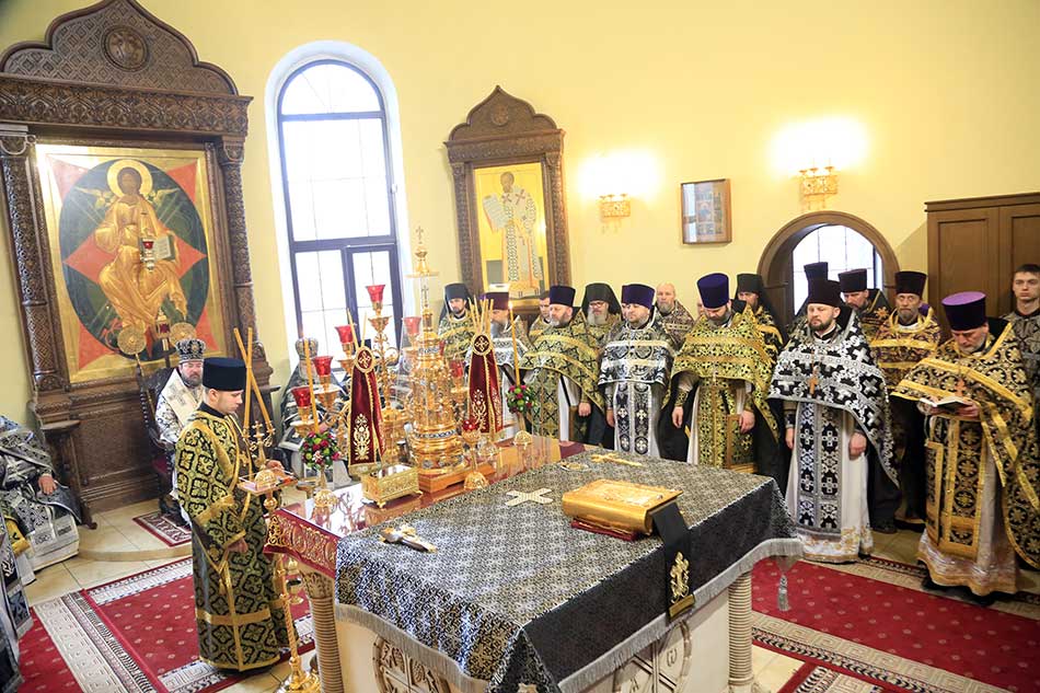 В Никольском кафедральном соборе состоялась общеепархиальная литургия Преждеосвященных Даров