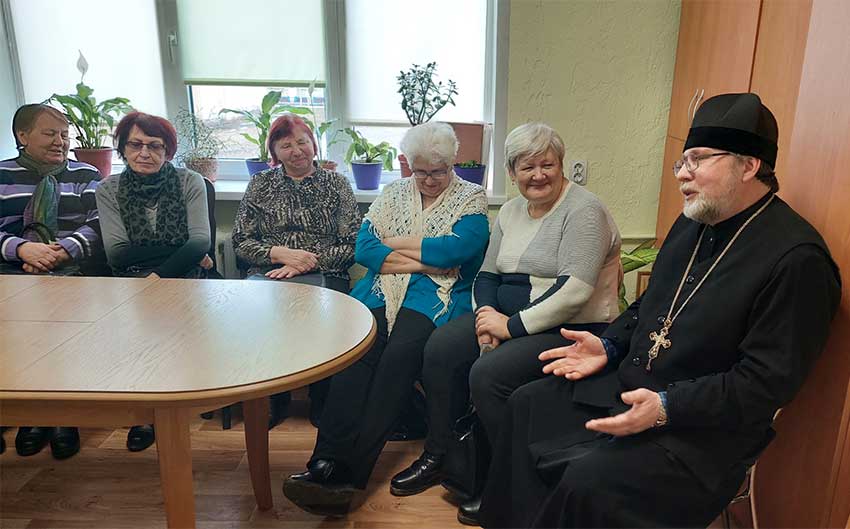 Протоиерей Сергий Андреев в медицинском учреждении провел беседу о заповедях Божиих