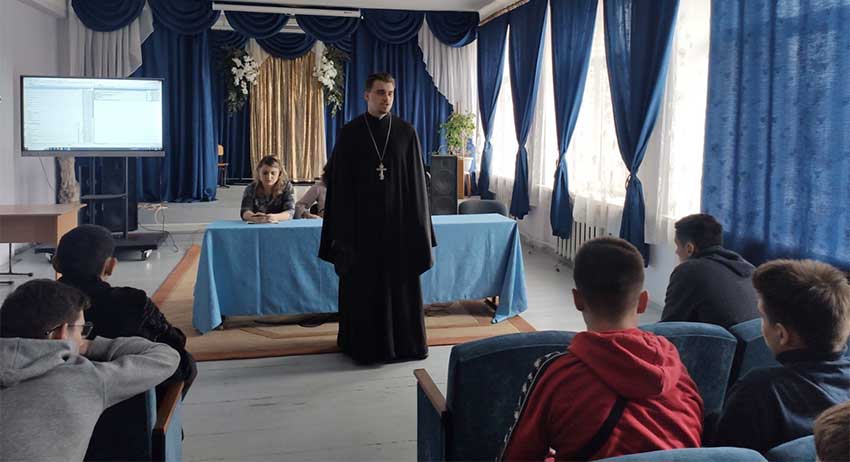 Священник Бобруйской епархии провел беседу с учащимися о жизненных ценностях