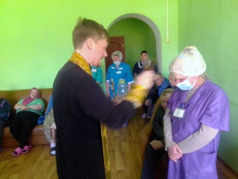 Священник посетил Любоничский дом сестринского ухода