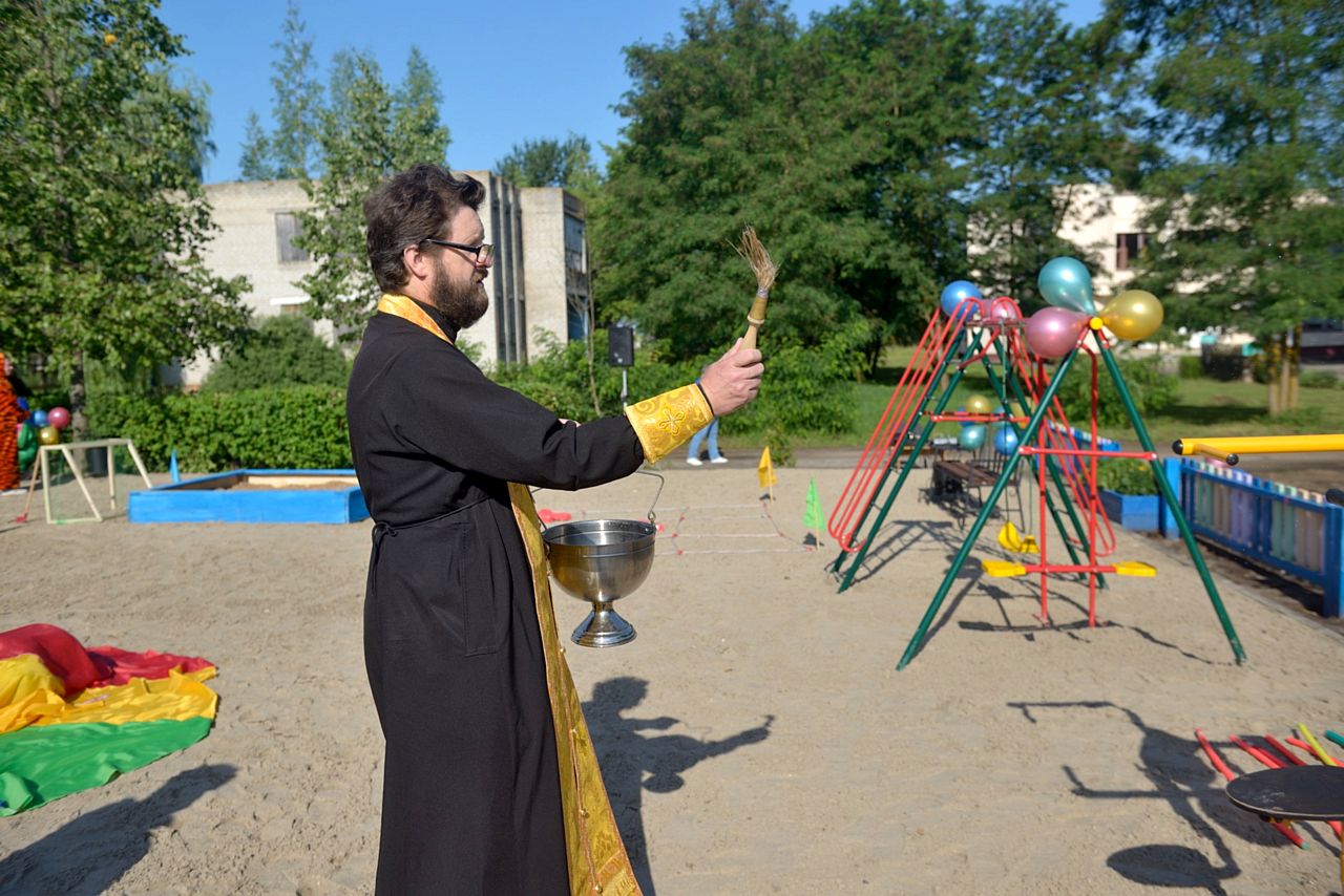 Иерей Сергий Яромич освятил новую детскую площадку в деревне Осово
