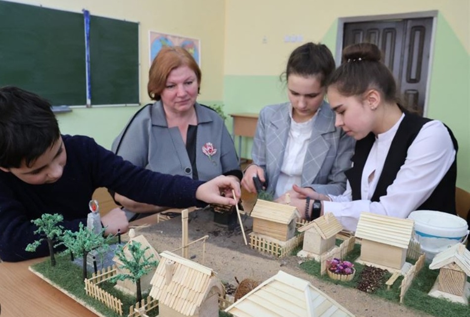 Православная молодежь г. Кировска приняла участие в областном конкурсе макетов храмов