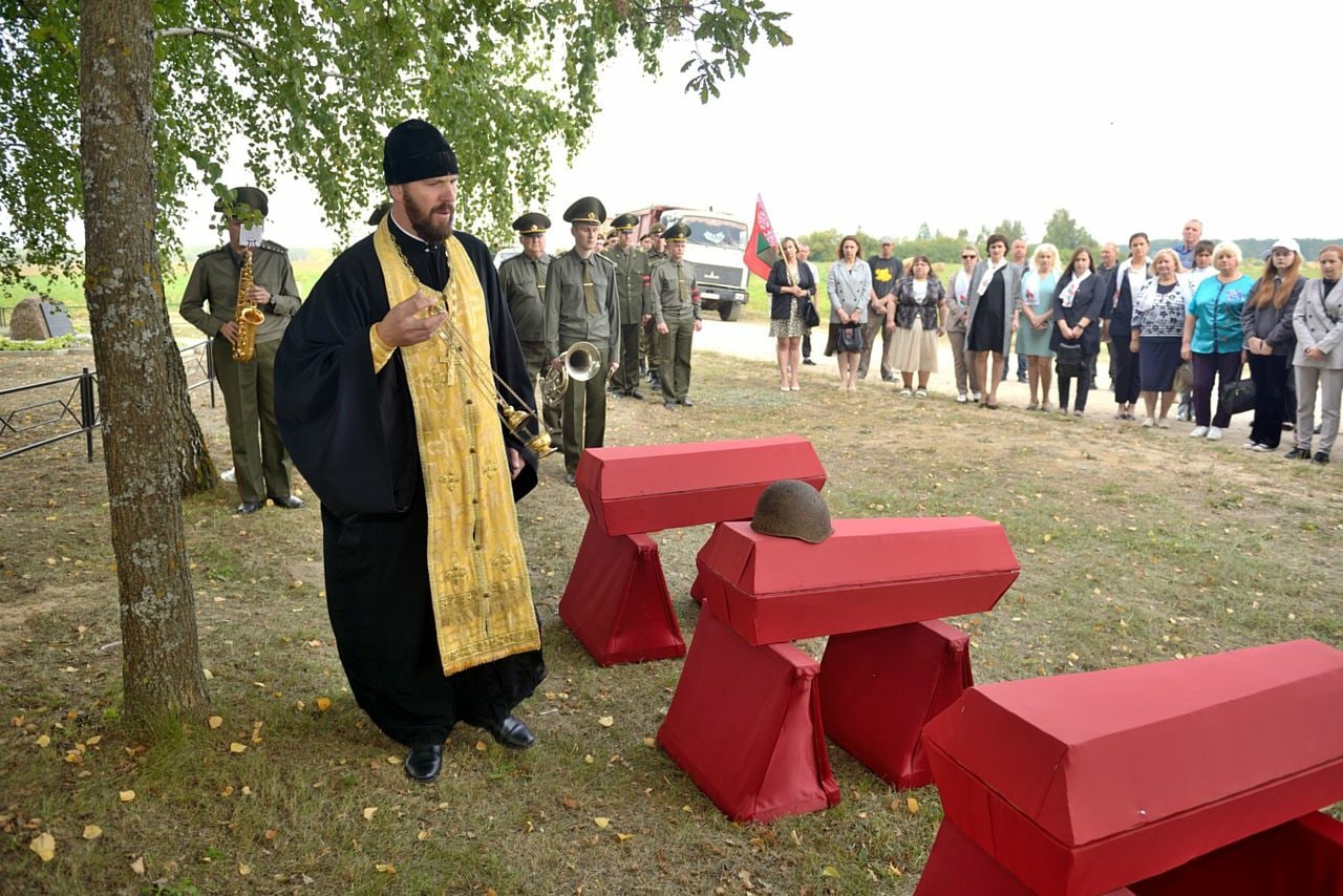 Иерей Александр Симончик совершил поминальную литию на братской могиле воинов Красной армии